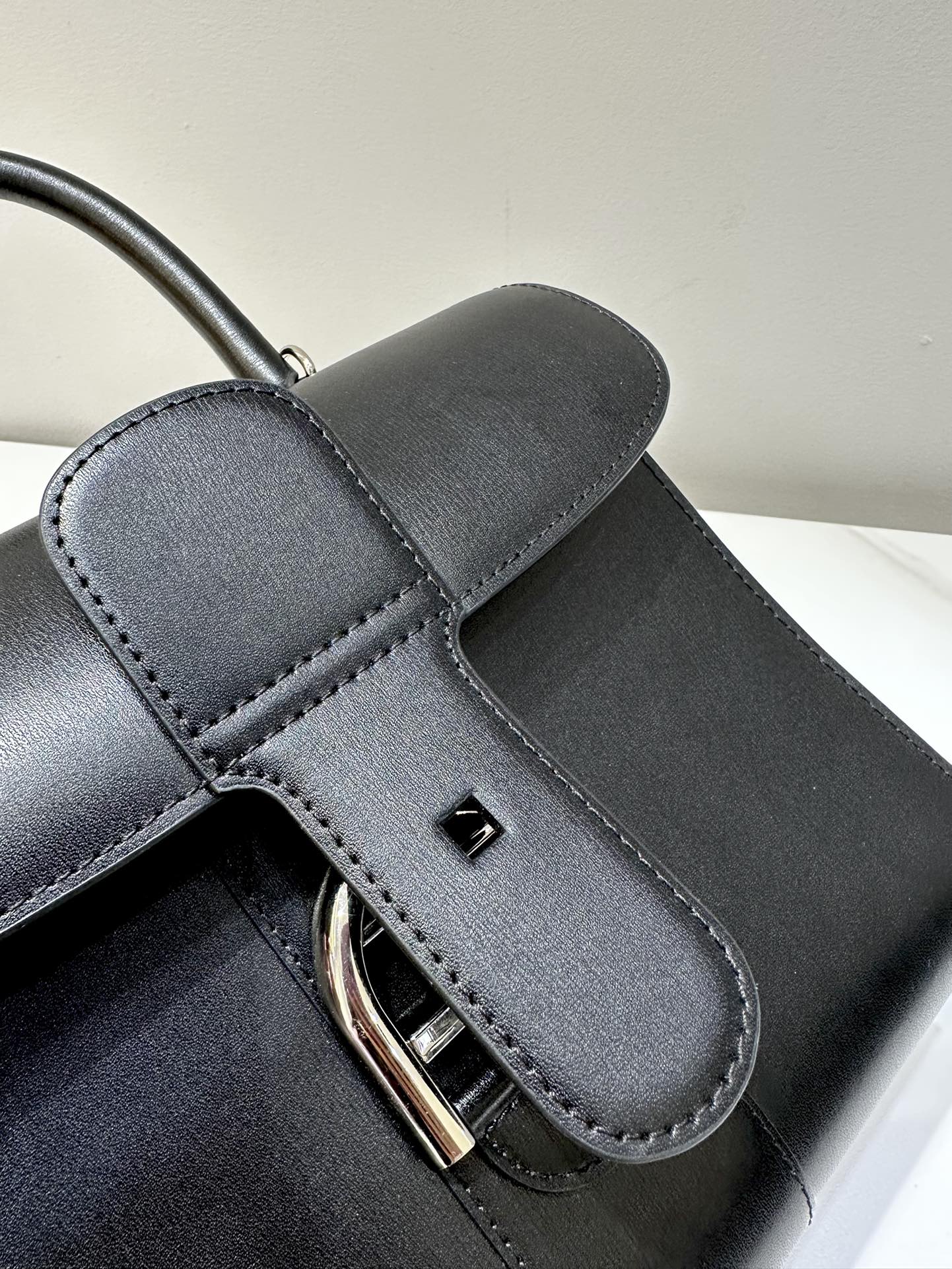 델보 브리앙 PM 박스백 무광 블랙